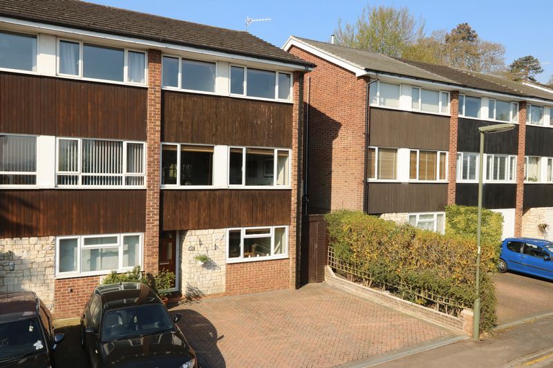 3 bed terraced house to rent in Hall Close, Godalming GU7, £1,900 pcm