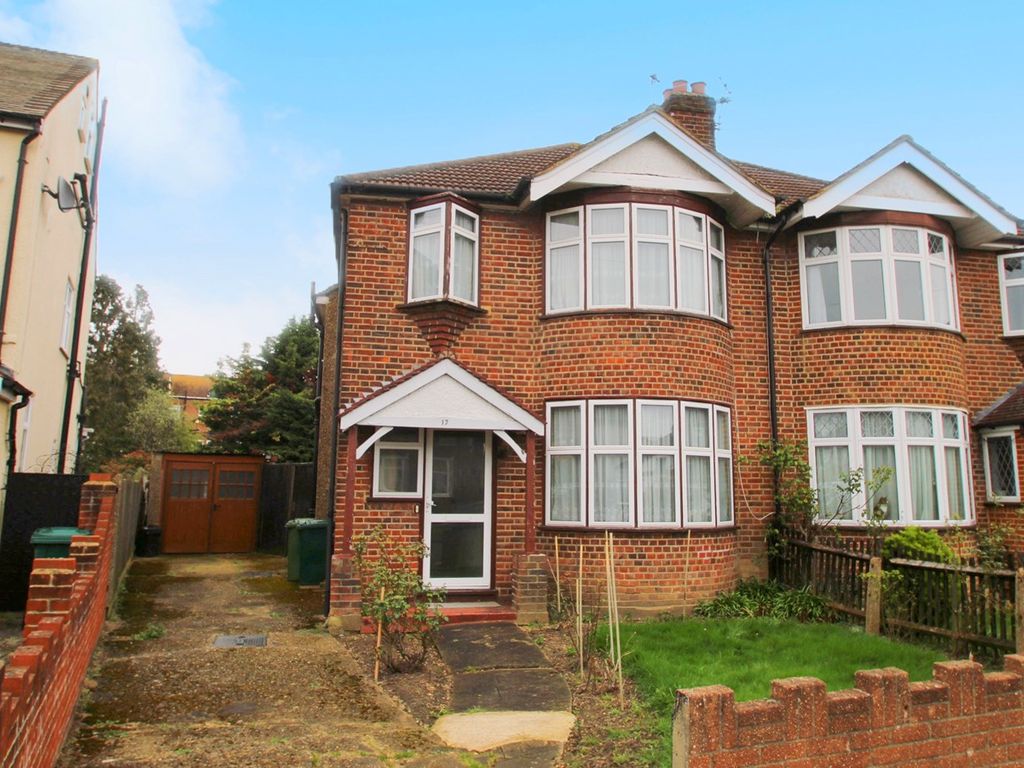 3 bed semidetached house for sale in Gordon Close, StainesUponThames