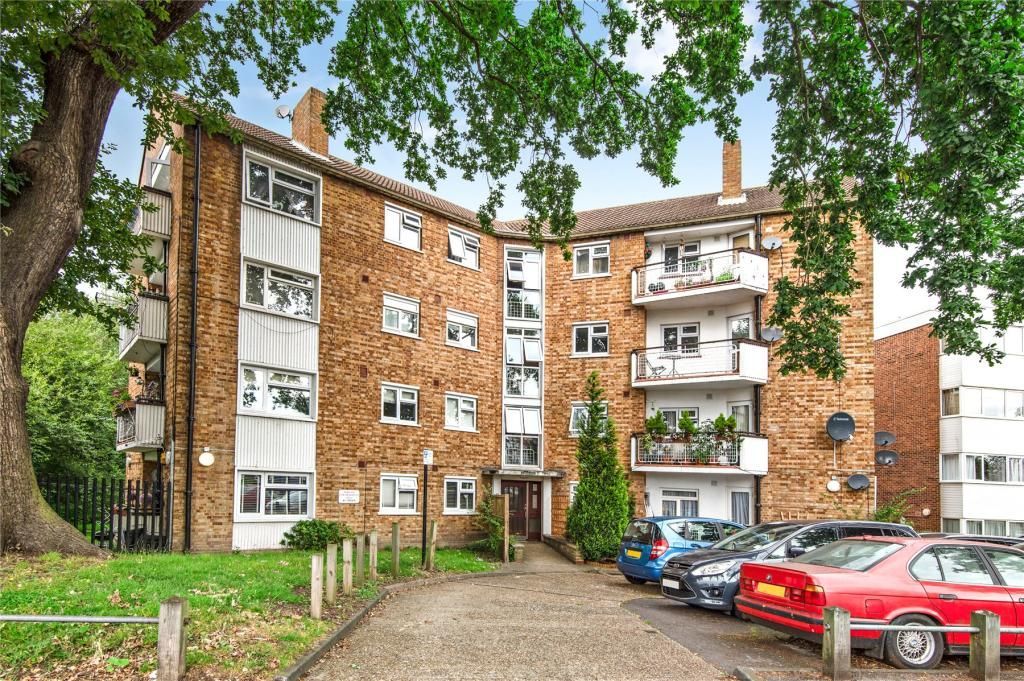 3 bed flat to rent in Aldham Hall, New Wanstead, Wanstead E11, £1,600