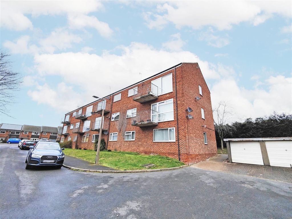2 bed flat to rent in Roxby House, Derwent Crescent, Arnold, Nottingham