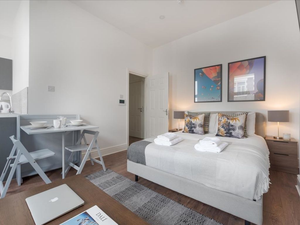 Studio to rent in Warwick Rd, London SW5, £2,860 pcm Zoopla