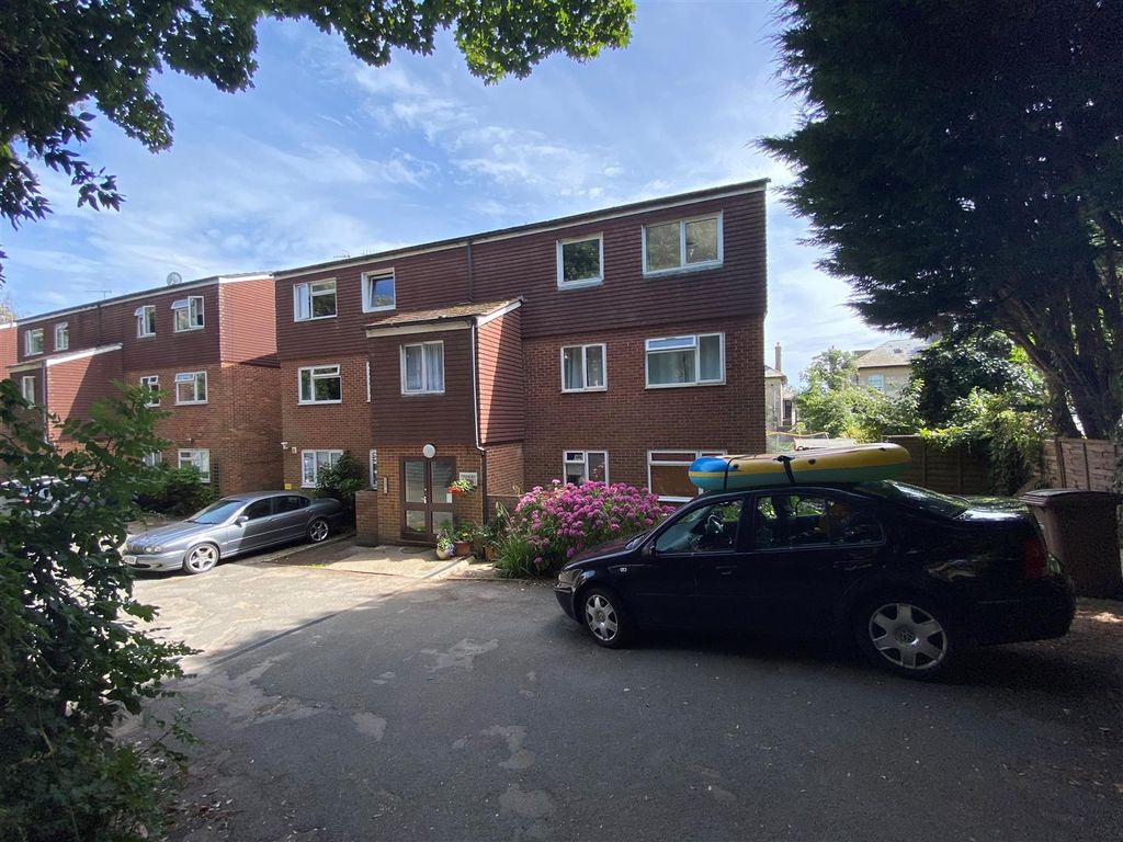 2 bed flat for sale in Pevensey Road, St. LeonardsOnSea TN38, £