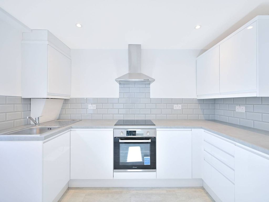 1 bed flat to rent in Bath Road, Cranford, Hounslow TW5, £1,700 pcm