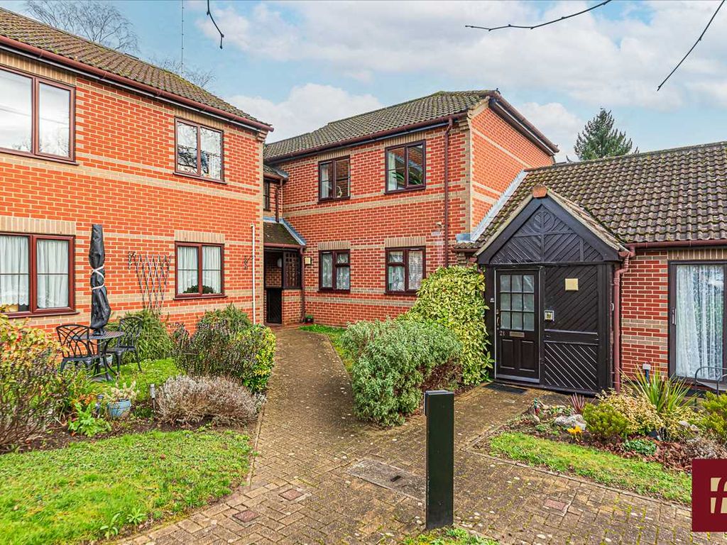 2 bed property for sale in Copenhagen Walk, Crowthorne RG45, £145,000