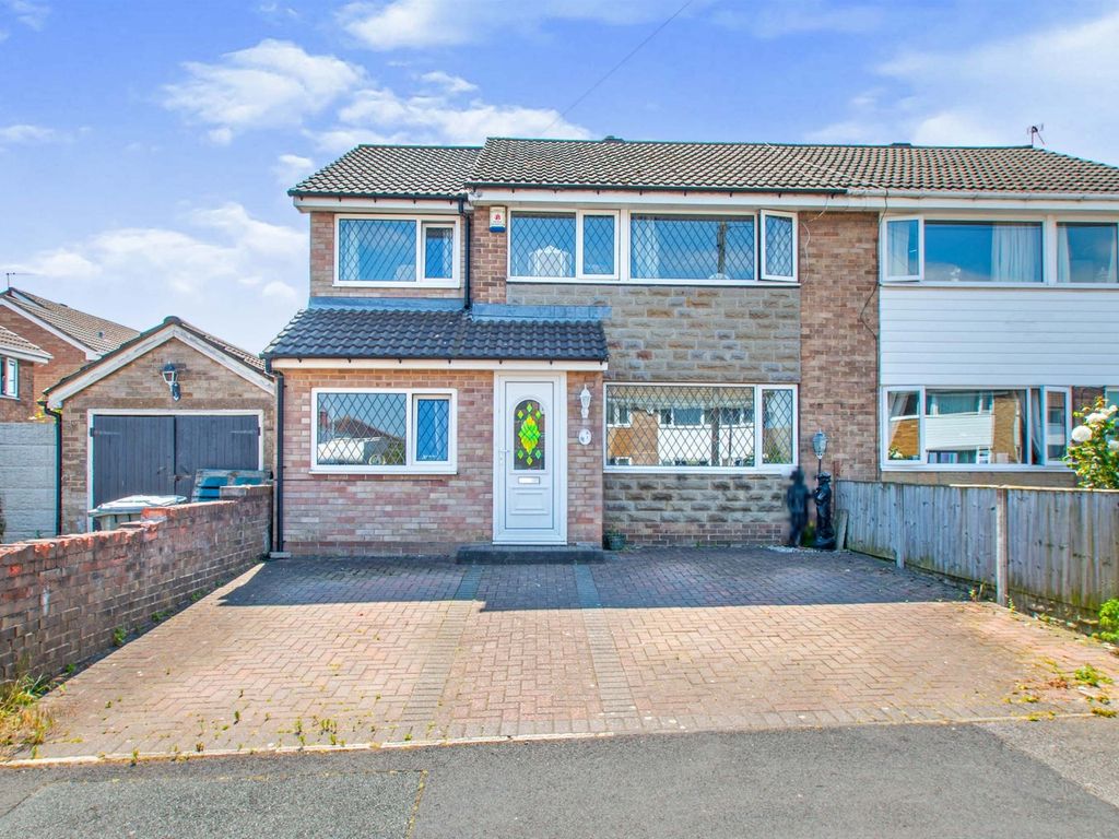 4 bed semidetached house for sale in Moor Knoll Close, East Ardsley
