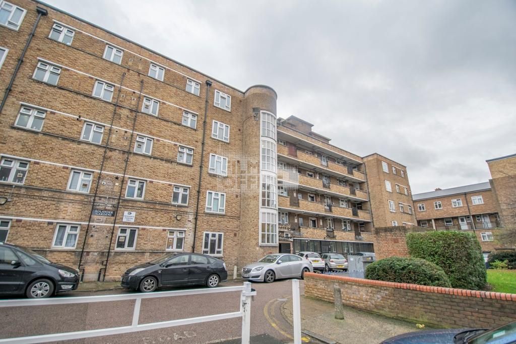 2 bed flat to rent in Solander Garden, Shadwell, Wapping, London E1, £