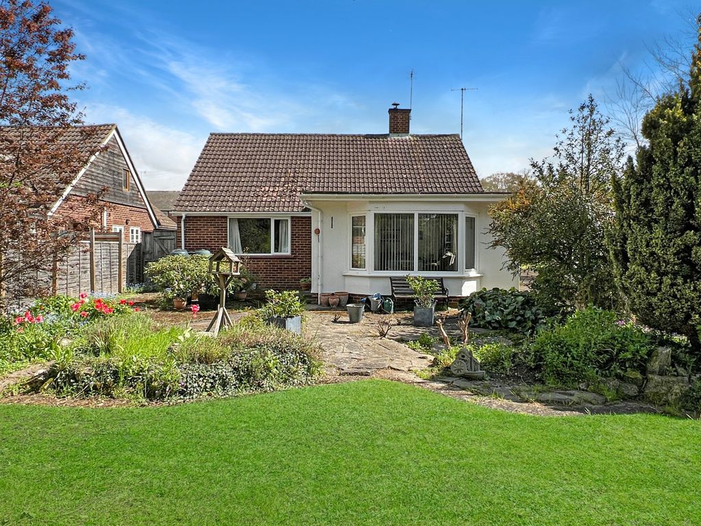 2 bed bungalow for sale in Paddock Way, Sawston, Cambridge CB22, £