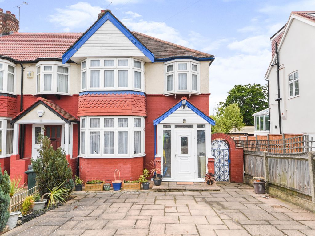 3 bed semidetached house for sale in Brookside South, East