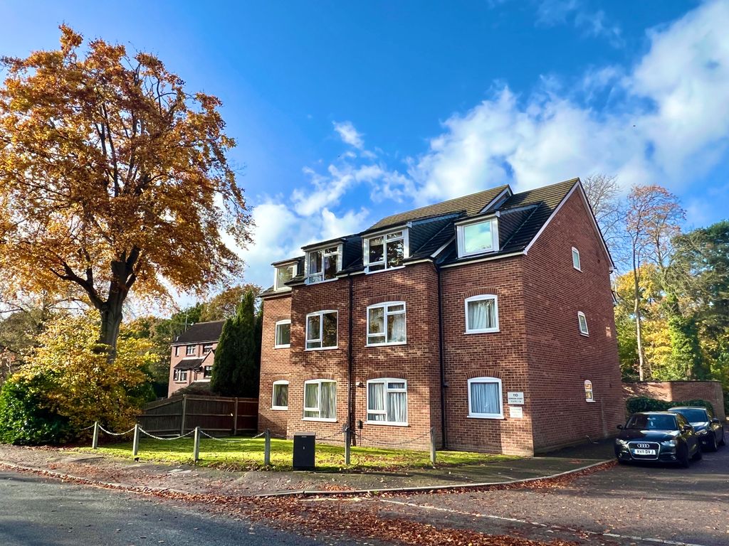 2 bed flat to rent in Gordon Road, Camberley GU15, £1,200 pcm Zoopla