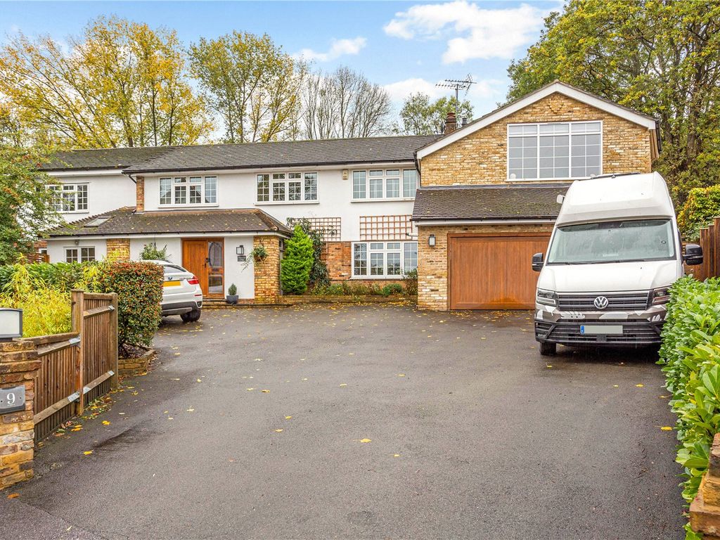 5 bed detached house for sale in Woodlands Close, Gerrards Cross