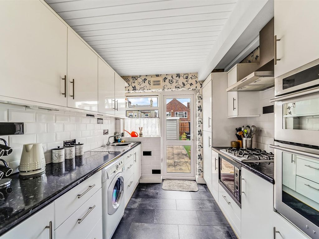 3 bed semidetached house for sale in Queens Grove Road, North