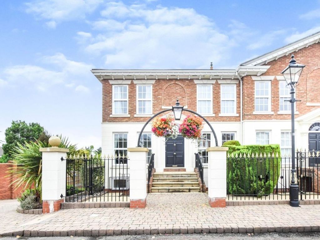 4 bed town house for sale in The Square, Ringley Chase, Whitefield