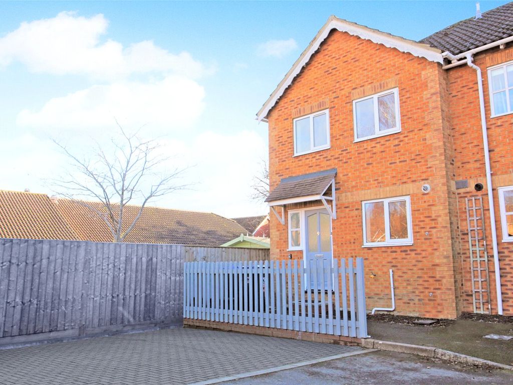 3 bed end terrace house to rent in Mallard Close, Devizes, Wiltshire