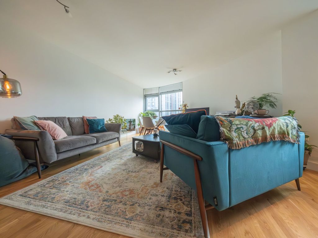 2 bed flat for sale in Bute Terrace, Altolusso Bute Terrace CF10, £