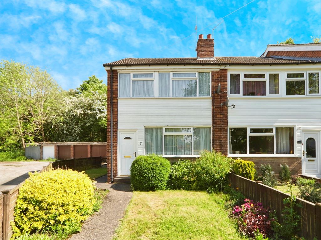 3 bed end terrace house for sale in Church Court, Yeadon, Leeds LS19, £