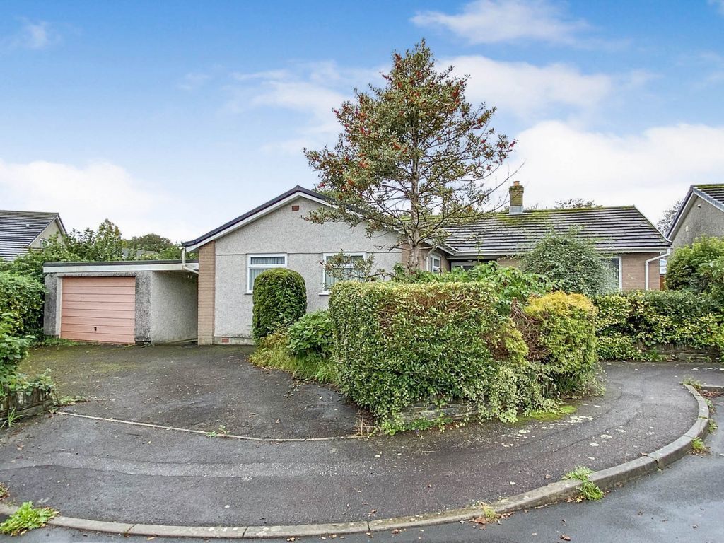 4 bed detached bungalow for sale in Howard Close, Tavistock PL19, £