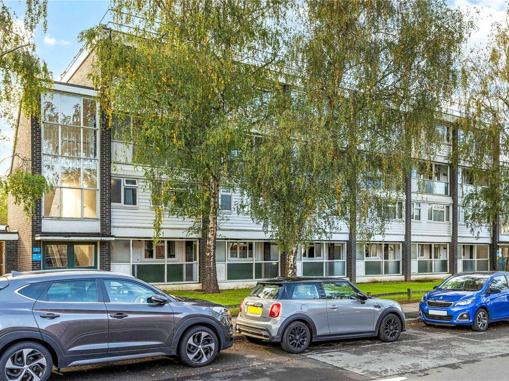 2 bed flat for sale in Crest View Drive, Petts Wood BR5, £300,000 Zoopla