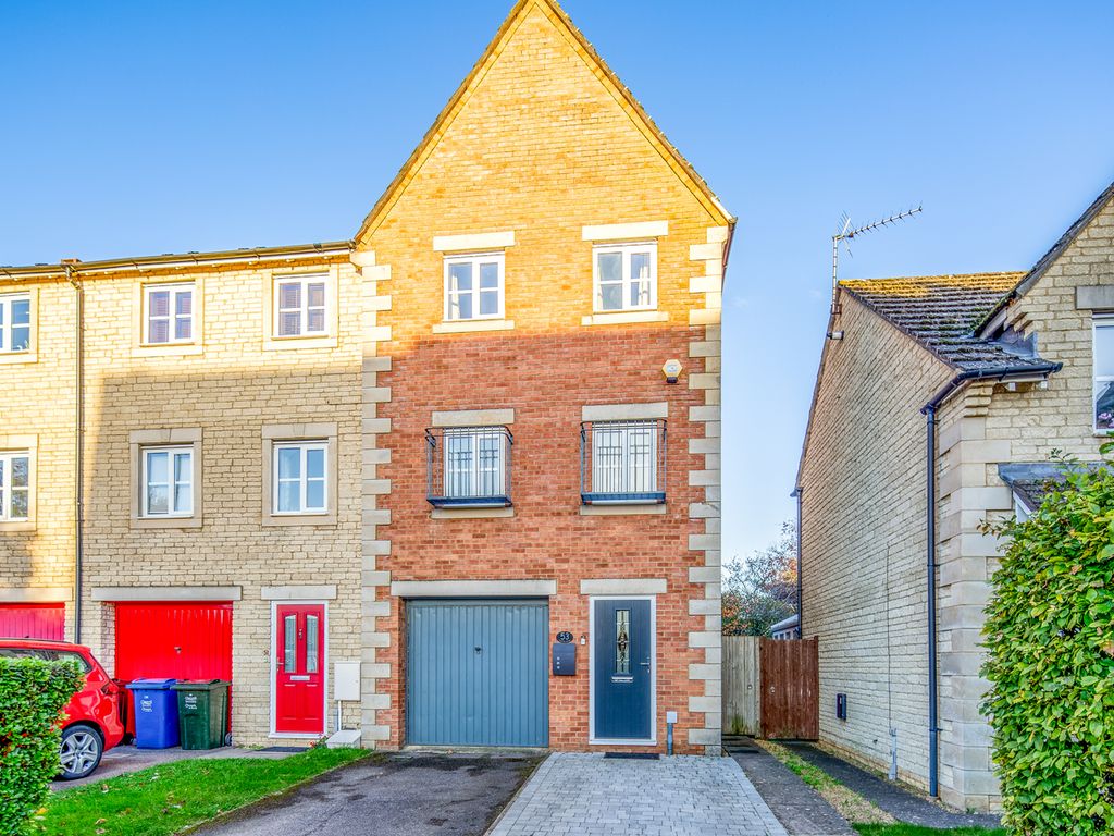 3 bed town house for sale in Lucerne Avenue, Bicester OX26, £375,000