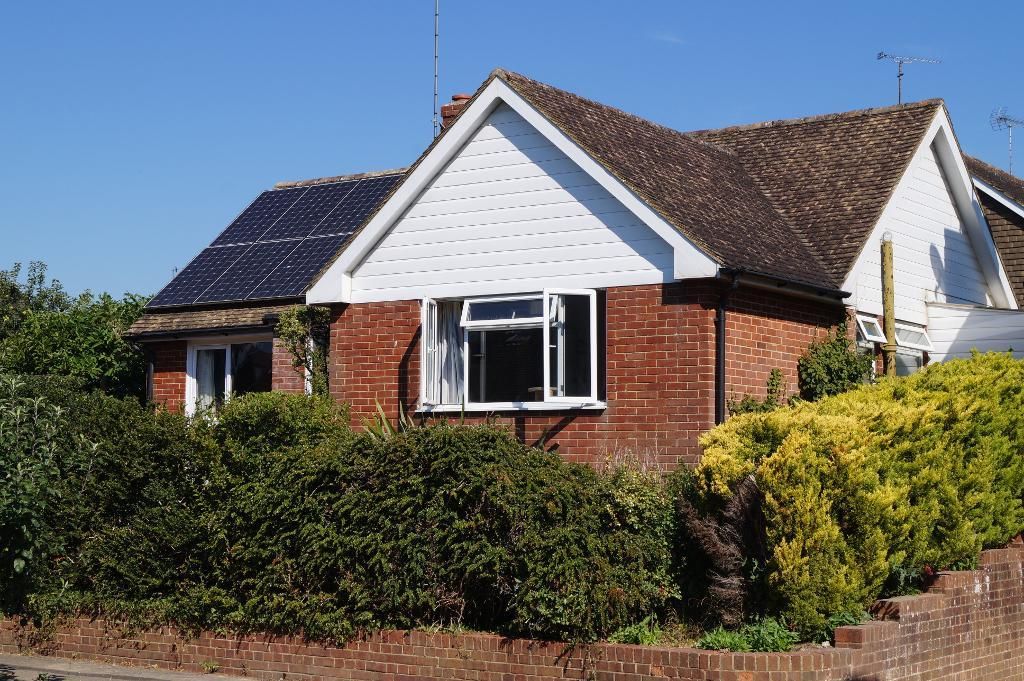 2 bed bungalow for sale in Breach Close, Steyning, West Sussex BN44
