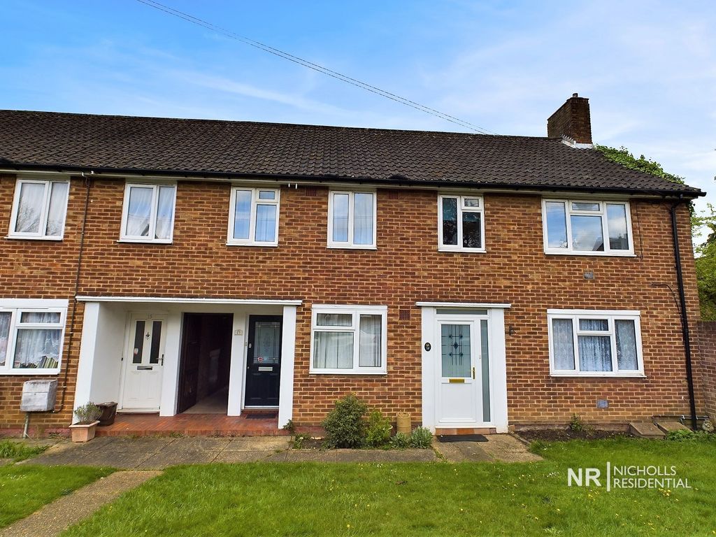 3 bed for sale in Albury Road, Chessington, Surrey. KT9, £