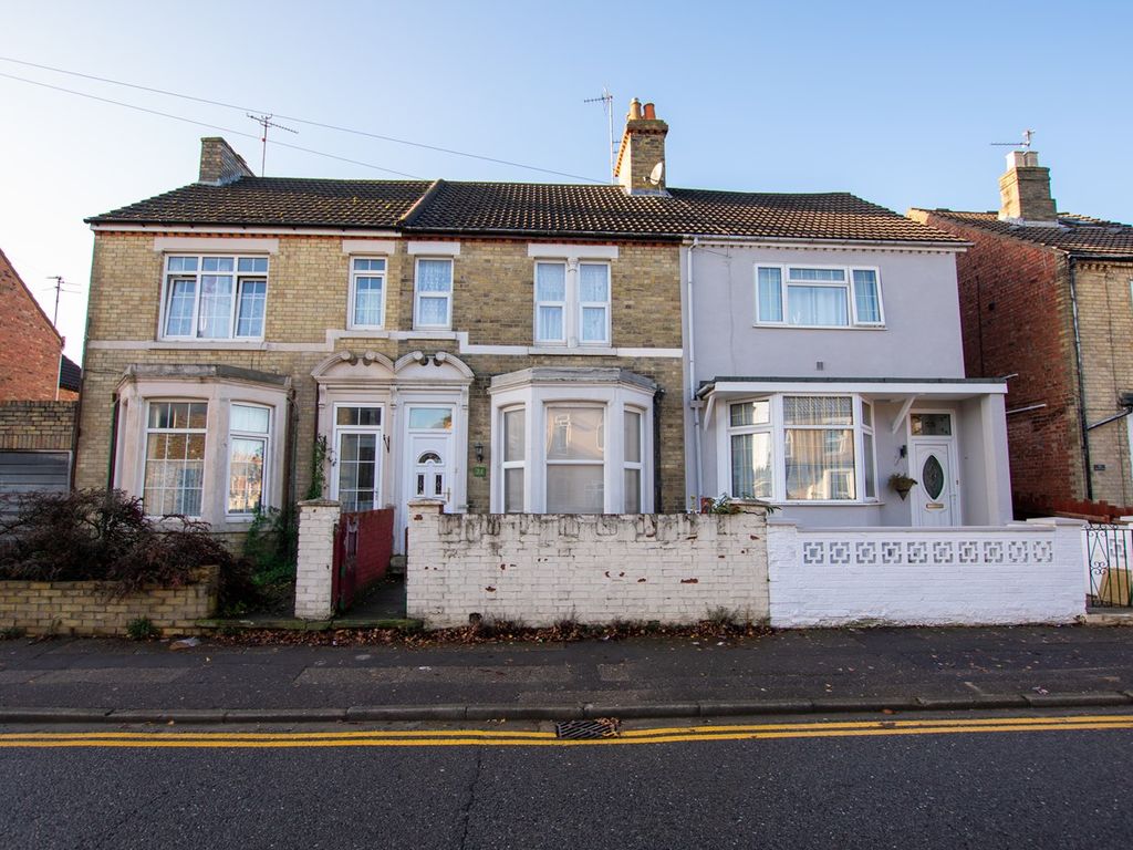 3 bed terraced house for sale in Aldermans Drive, West Town