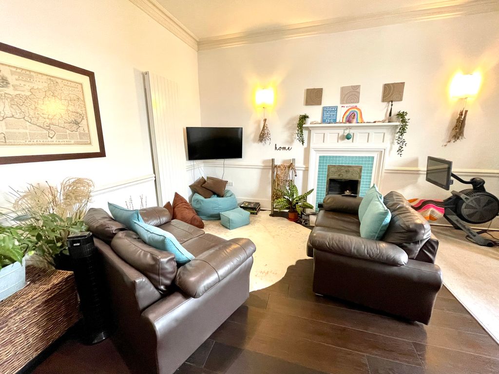 2 bed flat to rent in Clappentail Lane, Lyme Regis, Dorset DT7, £995