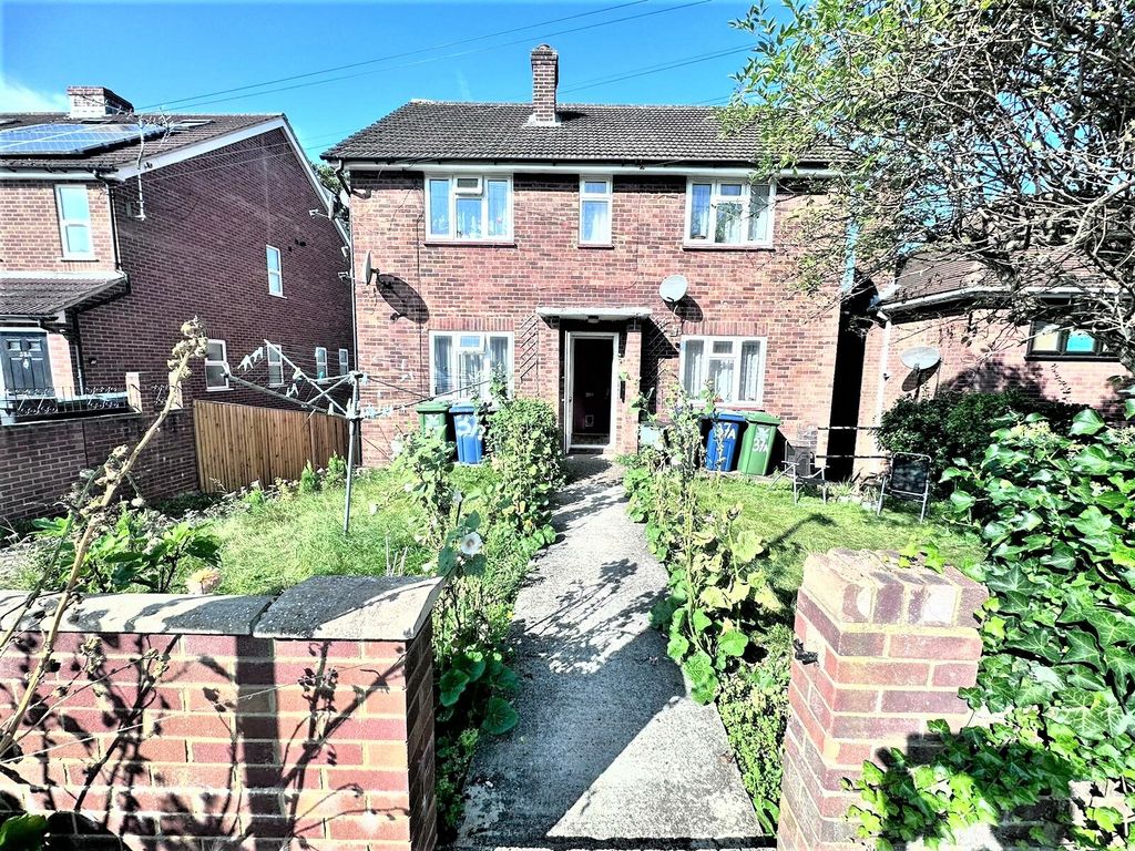 2 bed flat to rent in Hampden Road, High HP13, £1,250 pcm Zoopla