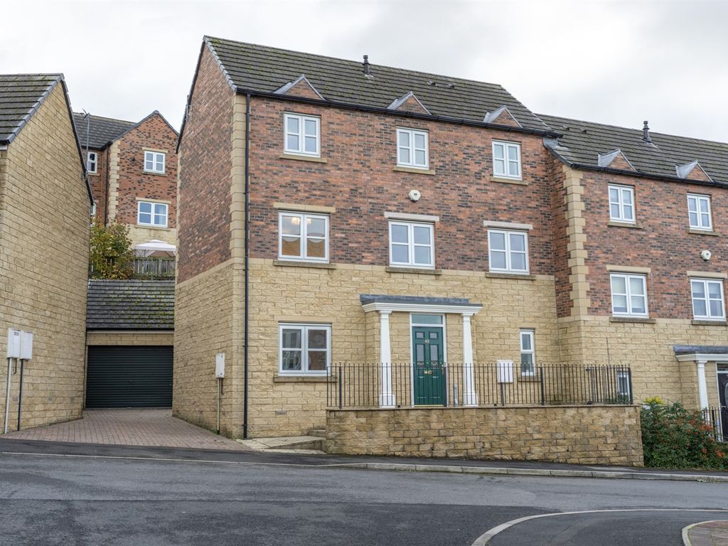 4 bed town house for sale in Queens Gate, Consett DH8 Zoopla