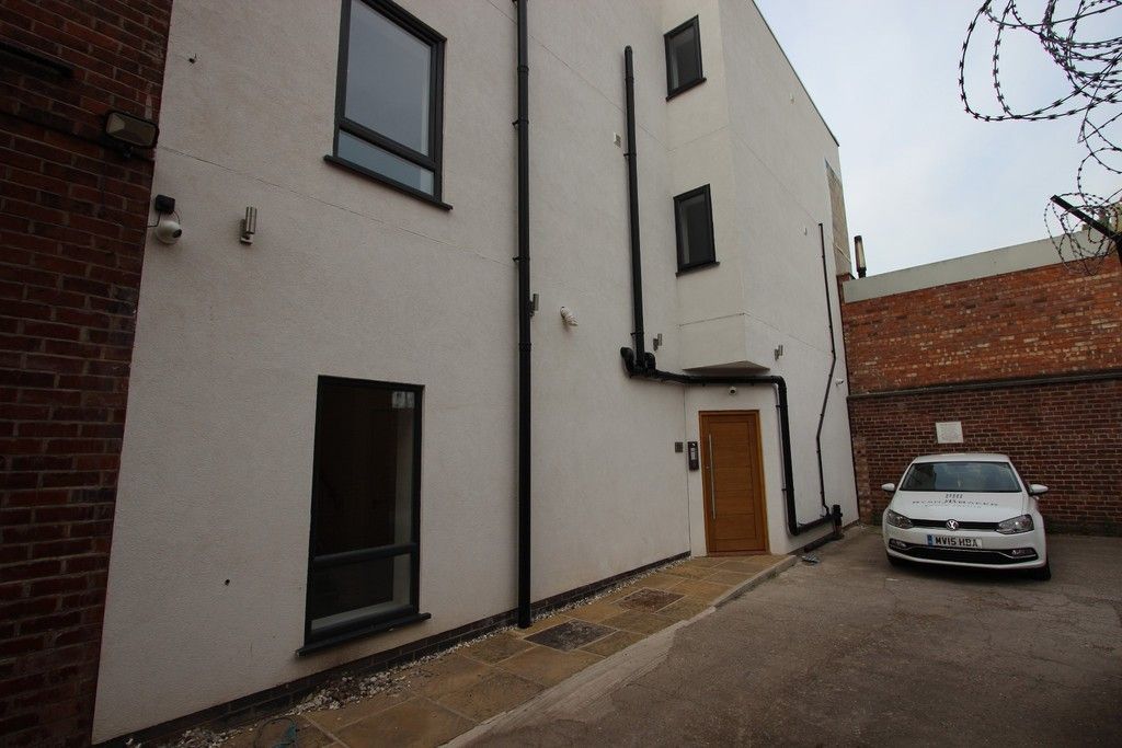 2 bed flat to rent in Station Road, Cheadle Hulme SK8, £850 pcm Zoopla