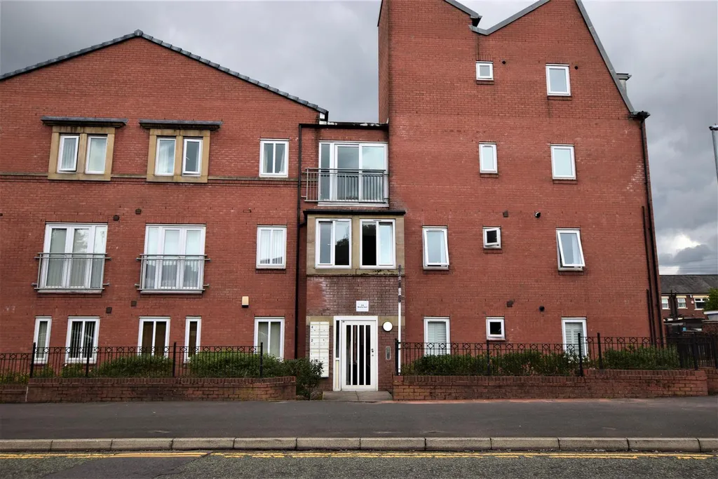 2 bed flat for sale in Waverley Street, Oldham OL1 Zoopla
