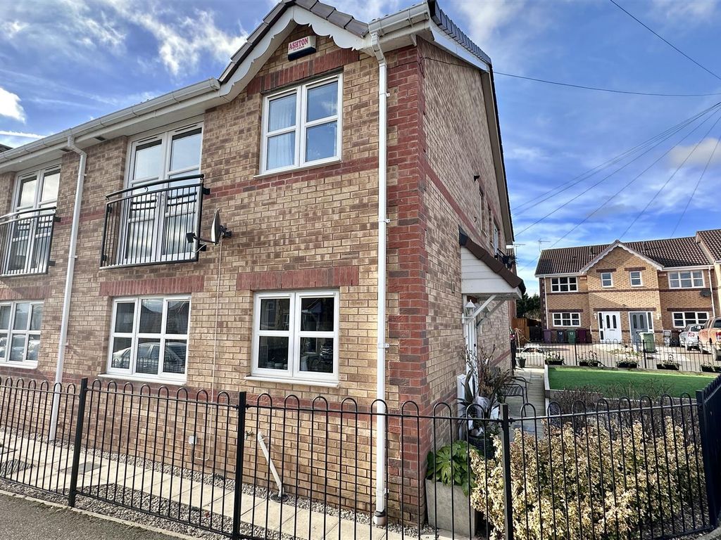 2 bed town house for sale in Calver Avenue, North Wingfield