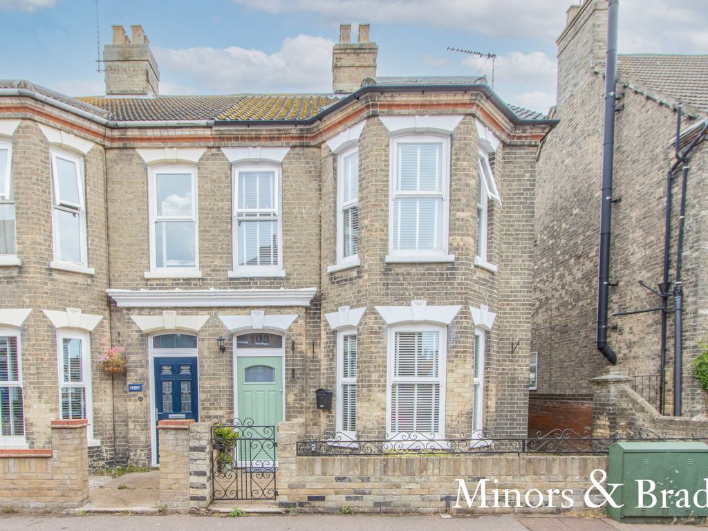 4 bed semidetached house for sale in Upper Cliff Road, Gorleston