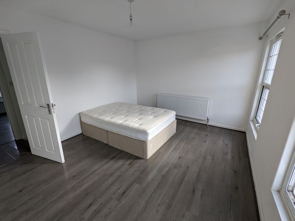 4 bed detached house to rent in St. Johns Road, Reading RG1, £2,000 pcm
