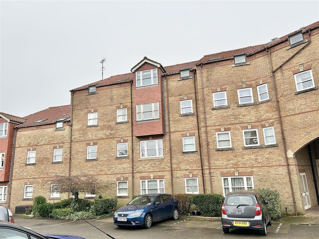 2 bed flat for sale in Betterton Court, Chapmangate, Pocklington, York