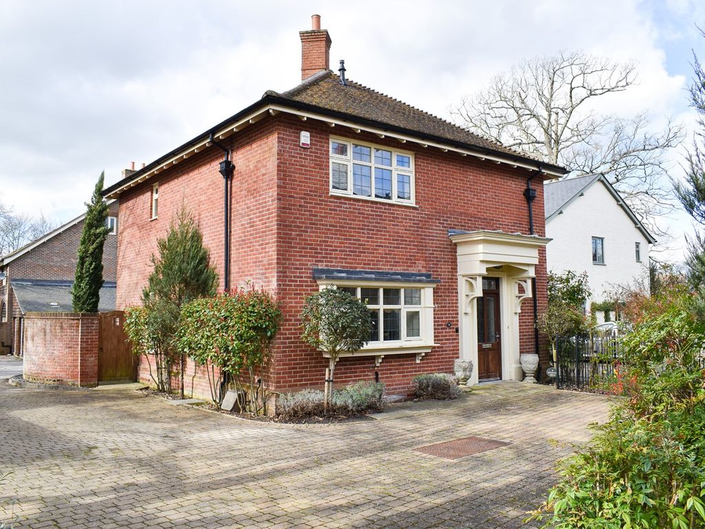3 bed detached house for sale in Redwood Drive, Winkton, Christchurch