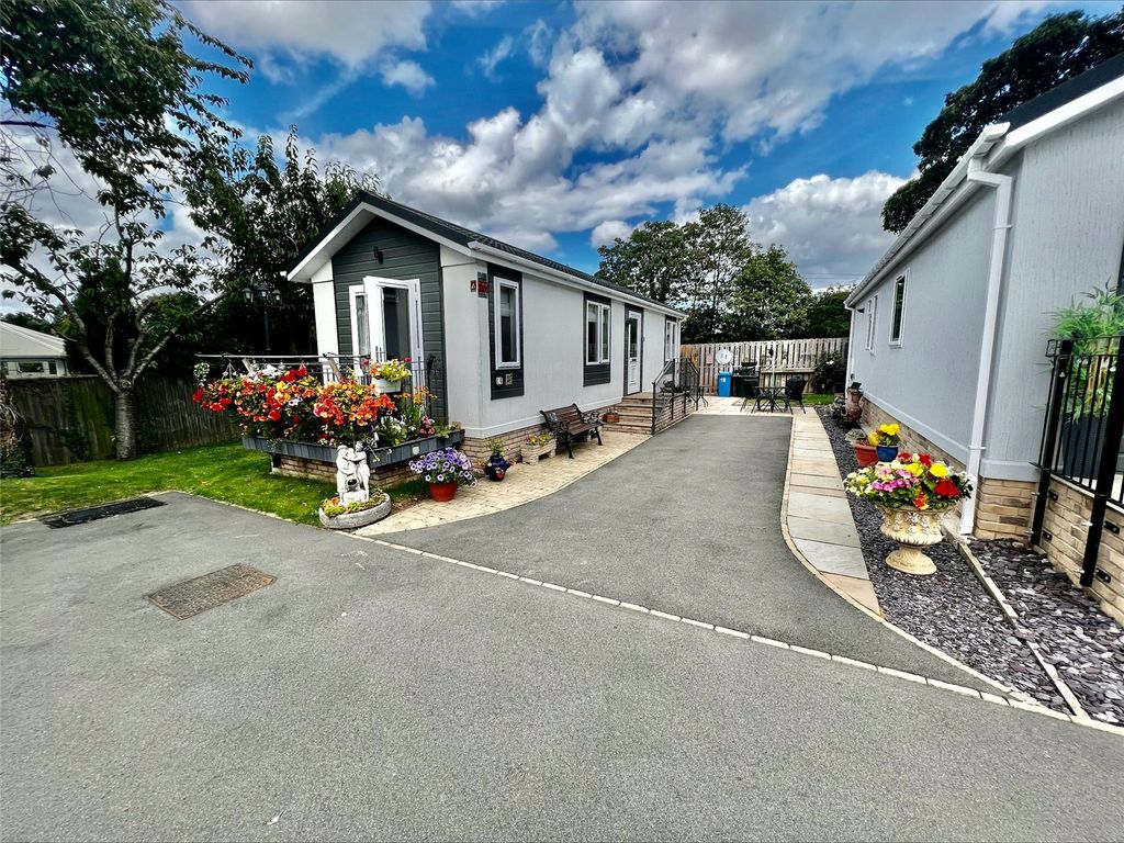 2 bed property for sale in Featherstone Park, New Road, Featherstone