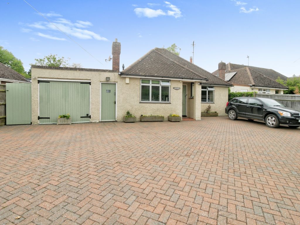 3 bed detached bungalow for sale in Crouch House Road, Edenbridge TN8