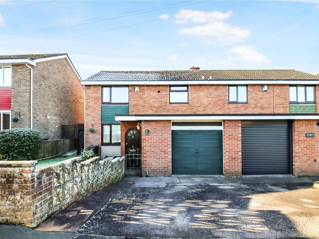 3 bed semidetached house for sale in Marlfield Walk, The Uplands