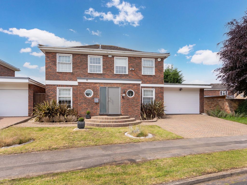 5 bed detached house for sale in Chiltern Road, Maidenhead SL6, £