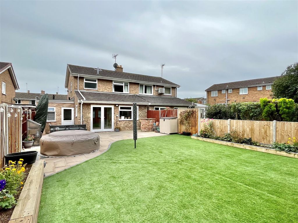 4 bed semidetached house for sale in Woodland Green, Upton St
