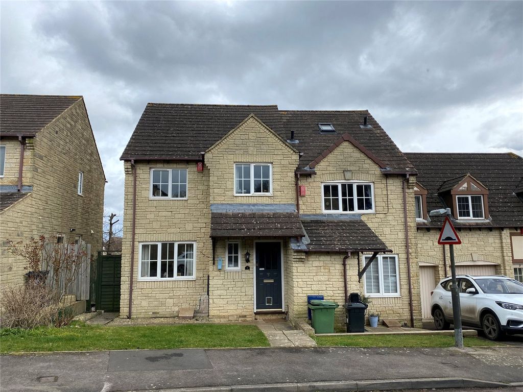 3 bed end terrace house for sale in Cuckoo Close, Chalford, Stroud