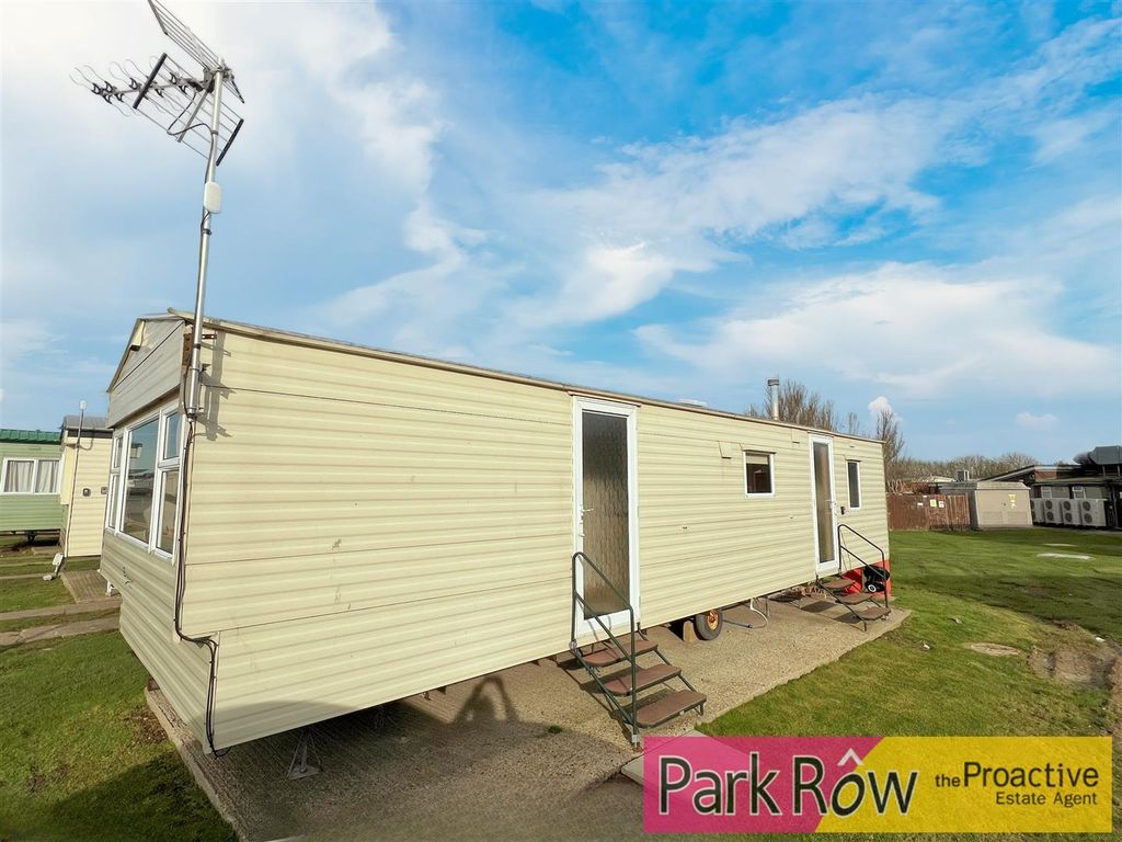 3 bed mobile/park home for sale in Crossley Avenue, Jaywick, ClactonOn