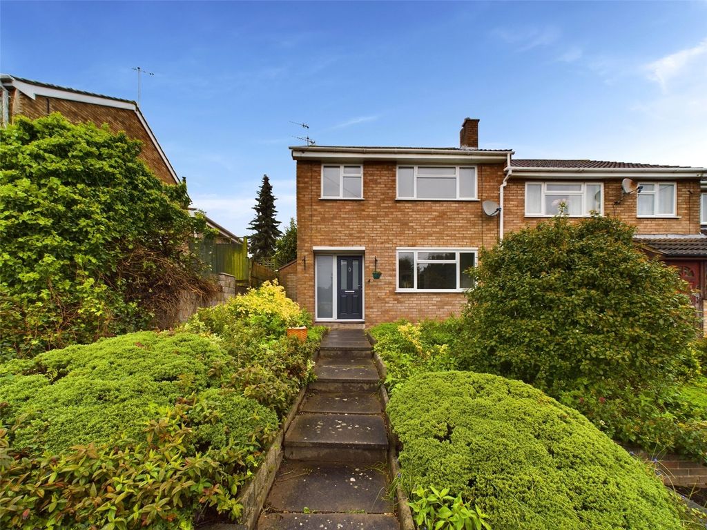 3 bed semidetached house for sale in Merton Close, Worcester