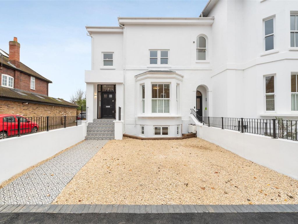 4 bed end terrace house for sale in Alma Road, Windsor SL4, £1,850,000