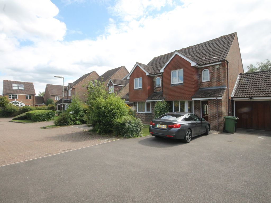 2 bed semidetached house to rent in Falcon Wood, Leatherhead KT22, £