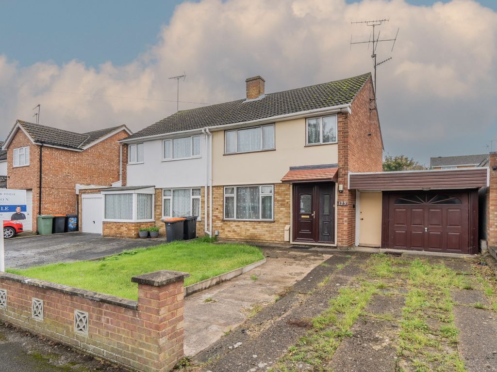 3 bed semidetached house for sale in Russell Way, Leighton Buzzard