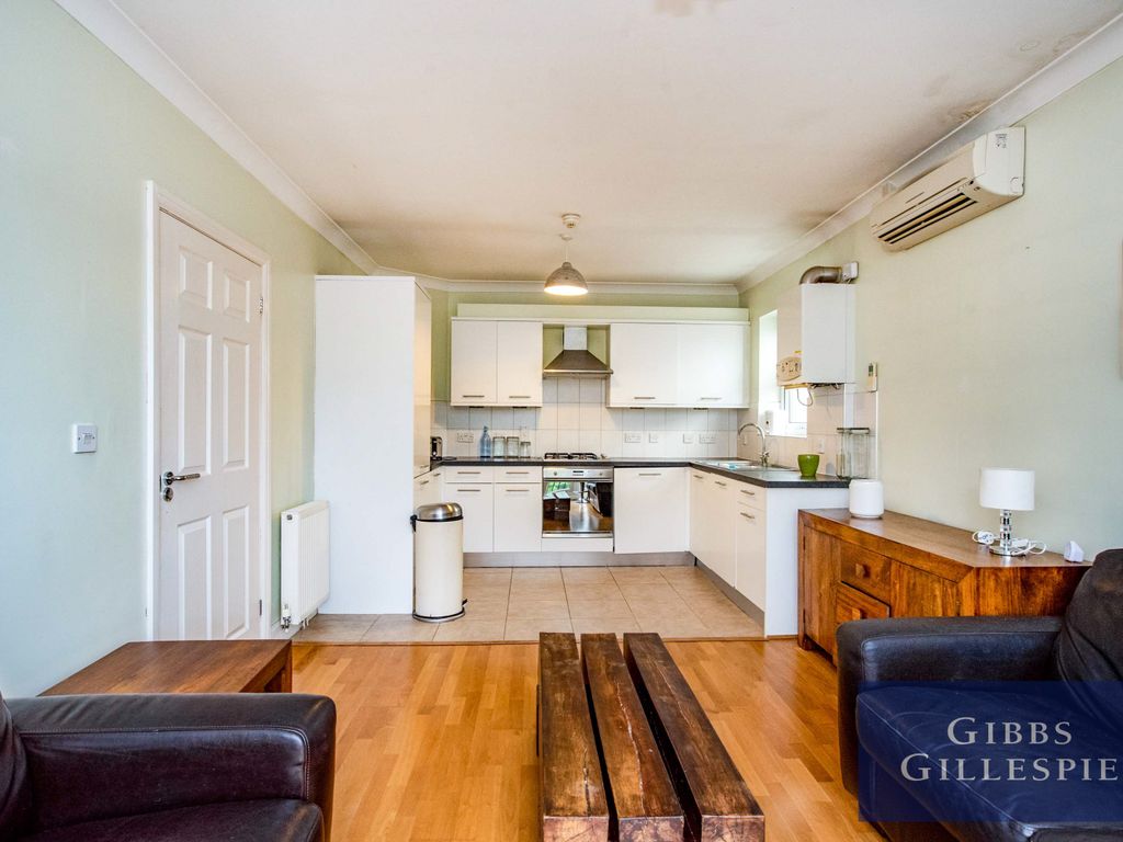 2 bed flat to rent in Tolia House, High Street, Rickmansworth