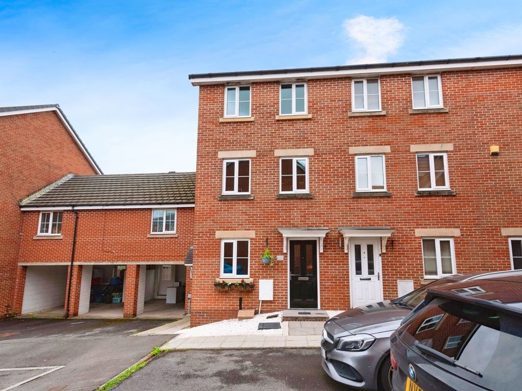 4 bed town house for sale in Flavius Close, Caerleon, Newport NP18, £