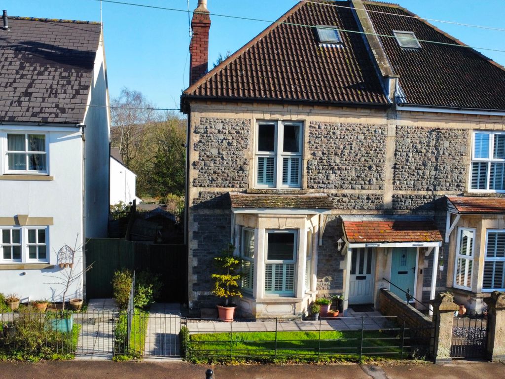 3 bed semidetached house for sale in Ferndene, Broad Street