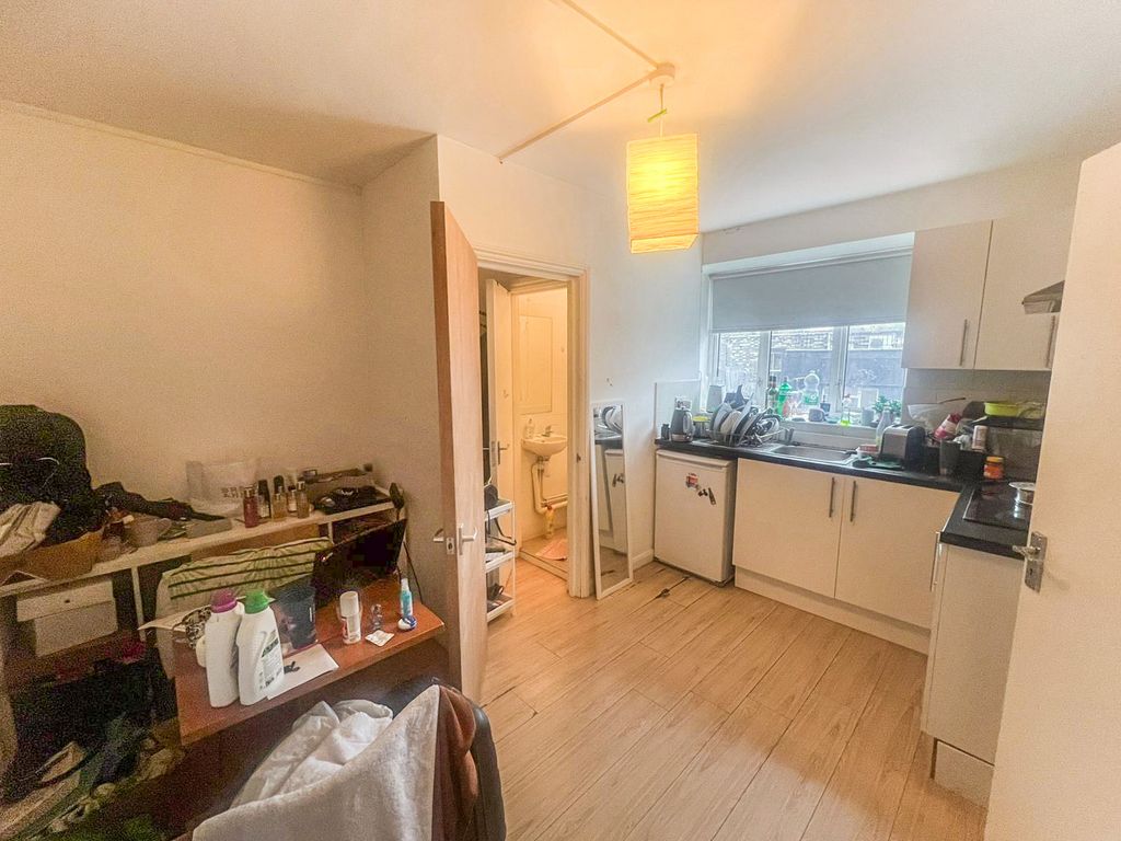 Studio to rent in Holloway Road, London N7, £1,300 pcm Zoopla